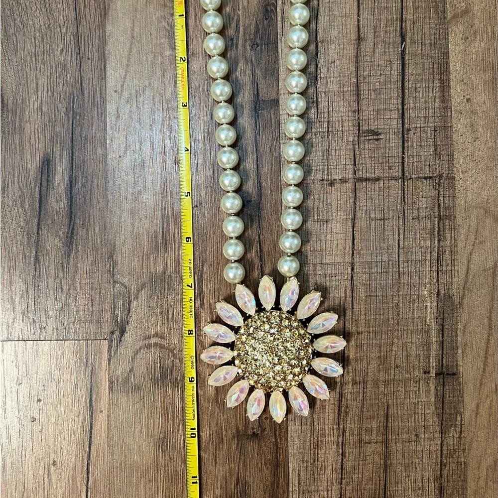 BETSEY JOHNSON RARE Large WHITE Petals Daisy & Pearls Necklace w/Earrings NWT - Picture 14 of 16